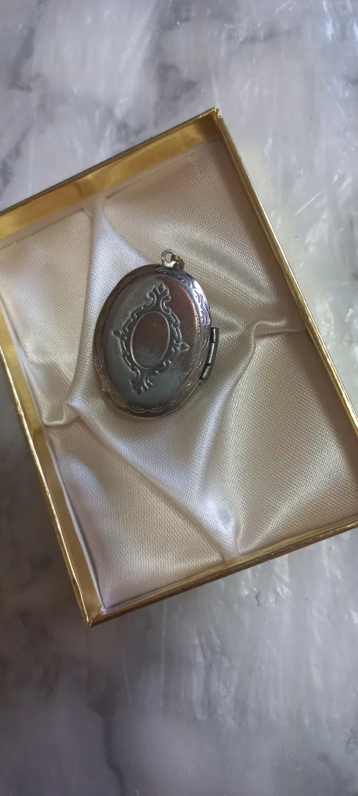 Oval Locket Pendant Necklace image indicator(3)