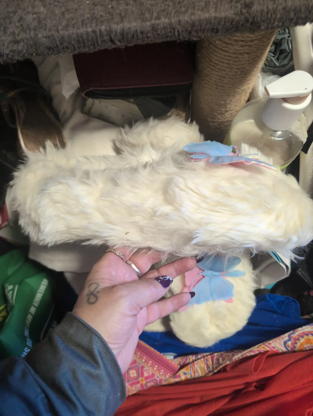 Fuzzy Slippers with Butterfly Detail💚 image indicator(2)