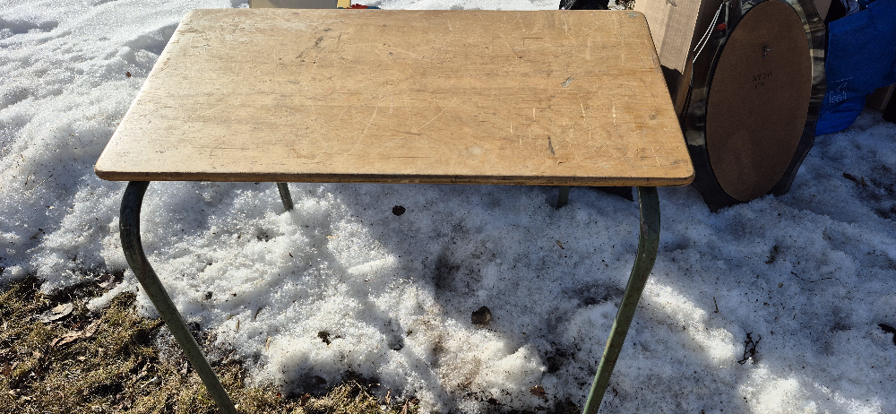 Free curb alert! Vintage child's desk & mirror - photo 2