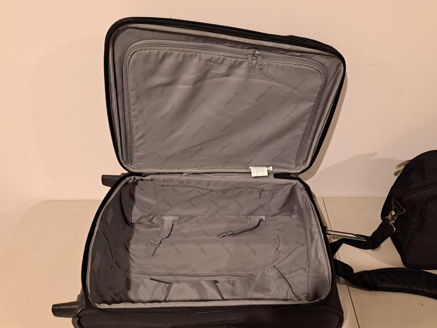 Reebok suitcase and bag - photo 4