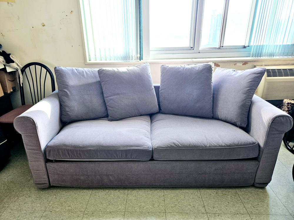 Queen Size Sofa Bed, Only 3 Yrs Old💚