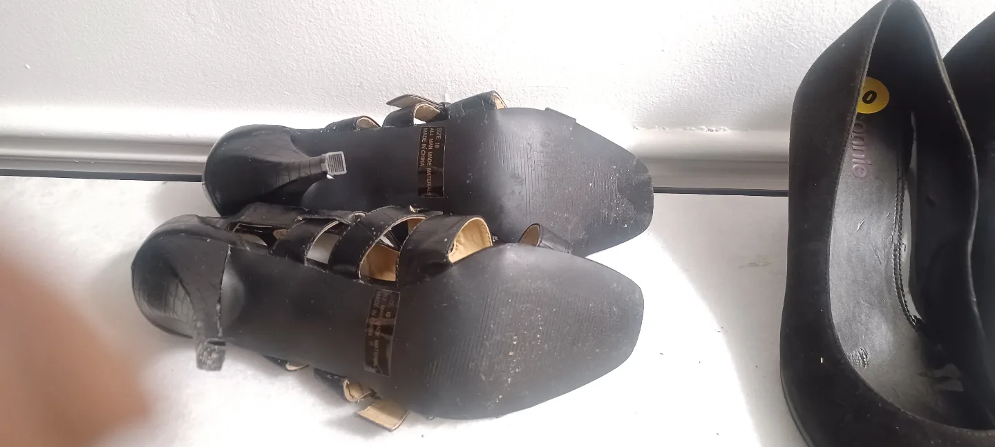 Wild Diva Black Crocodile-Print Sandals image indicator(3)