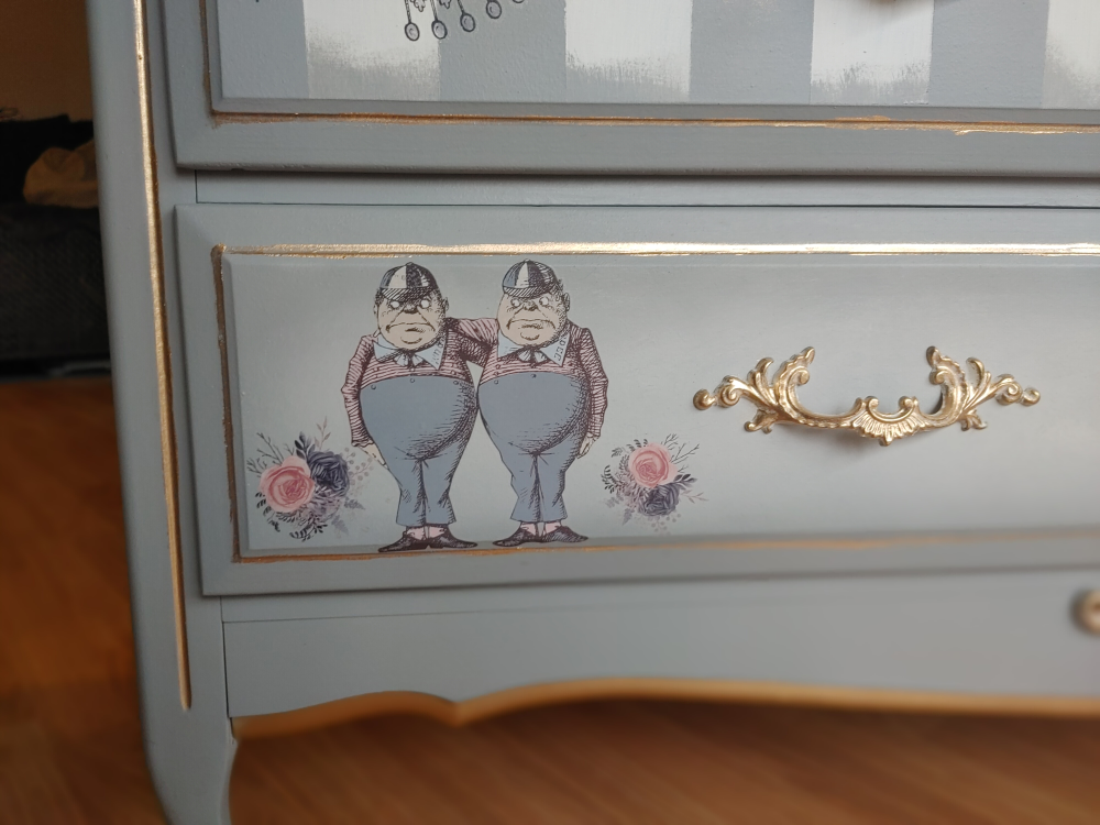 Alice in Wonderland-themed dresser - photo 4