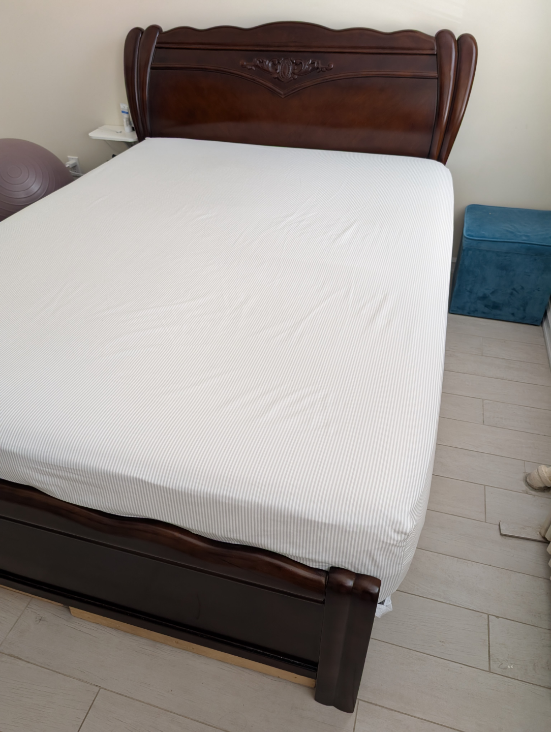Queen-size Wooden Bed Frame with Storage Drawer - photo 4