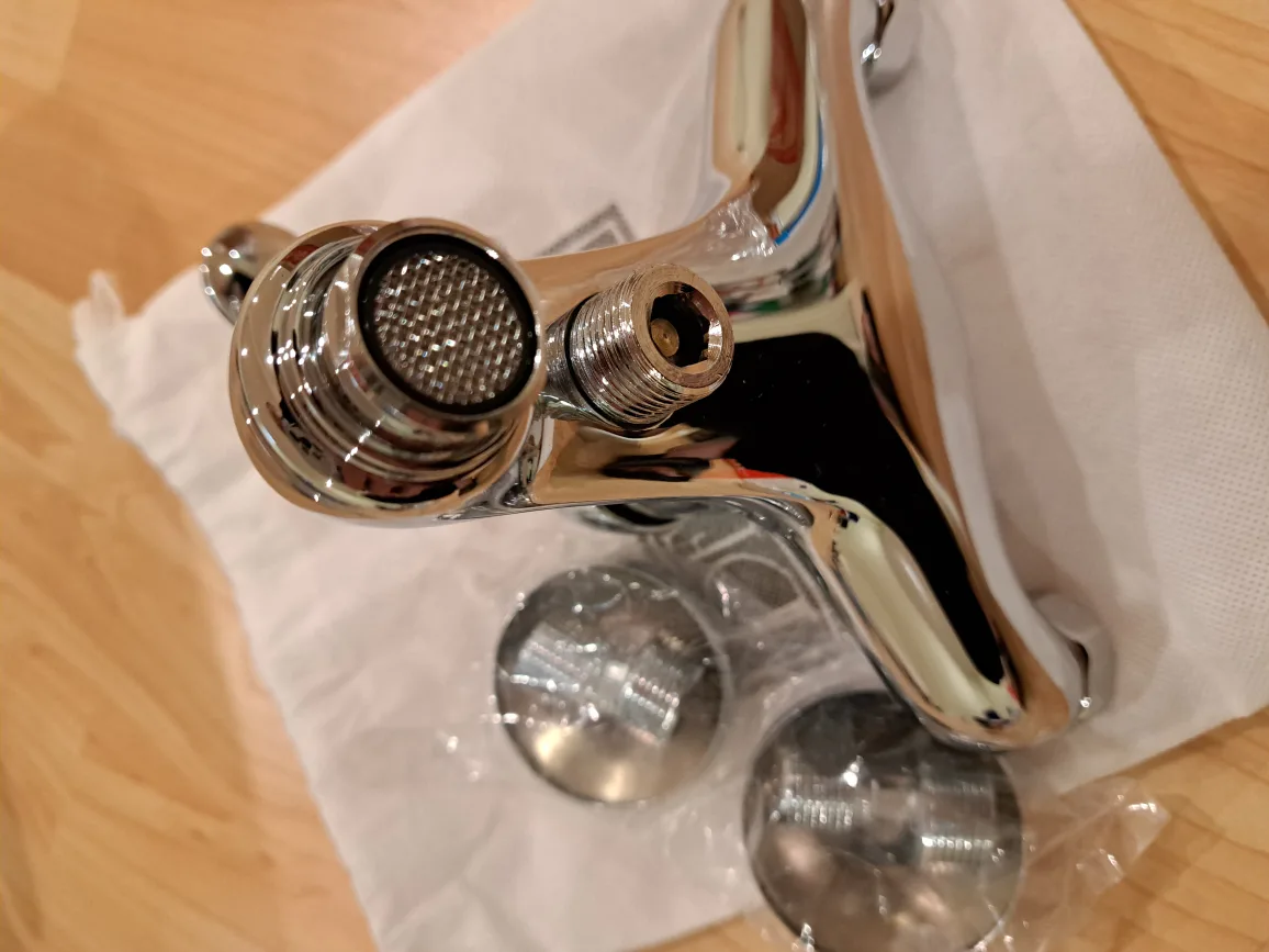 Delong Chrome Two-Handle Lavatory Faucet image indicator(2)