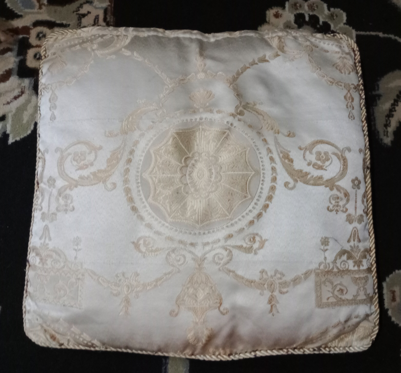 Elegant Decorative Pillow 💚