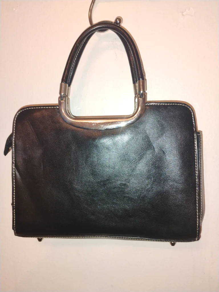 Authentic Gucci Black Leather Handbag image indicator(2)