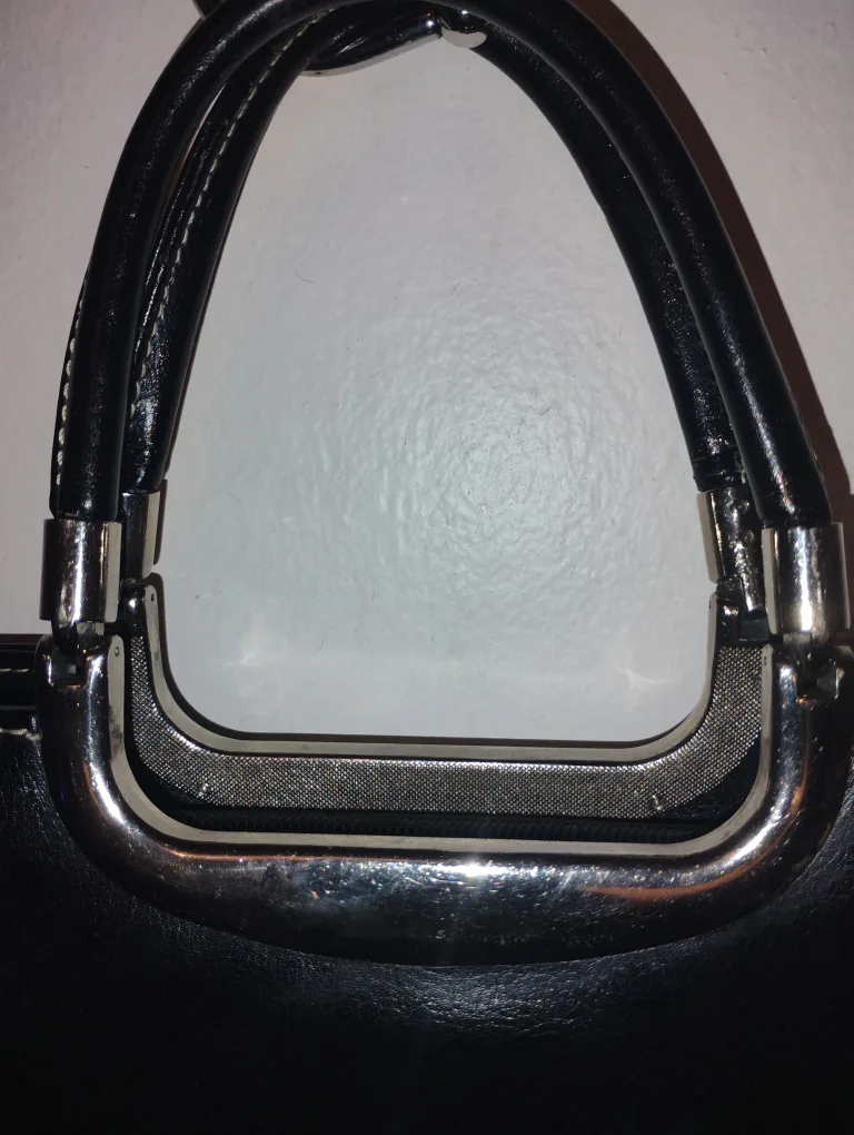 Authentic Gucci Black Leather Handbag image indicator(3)