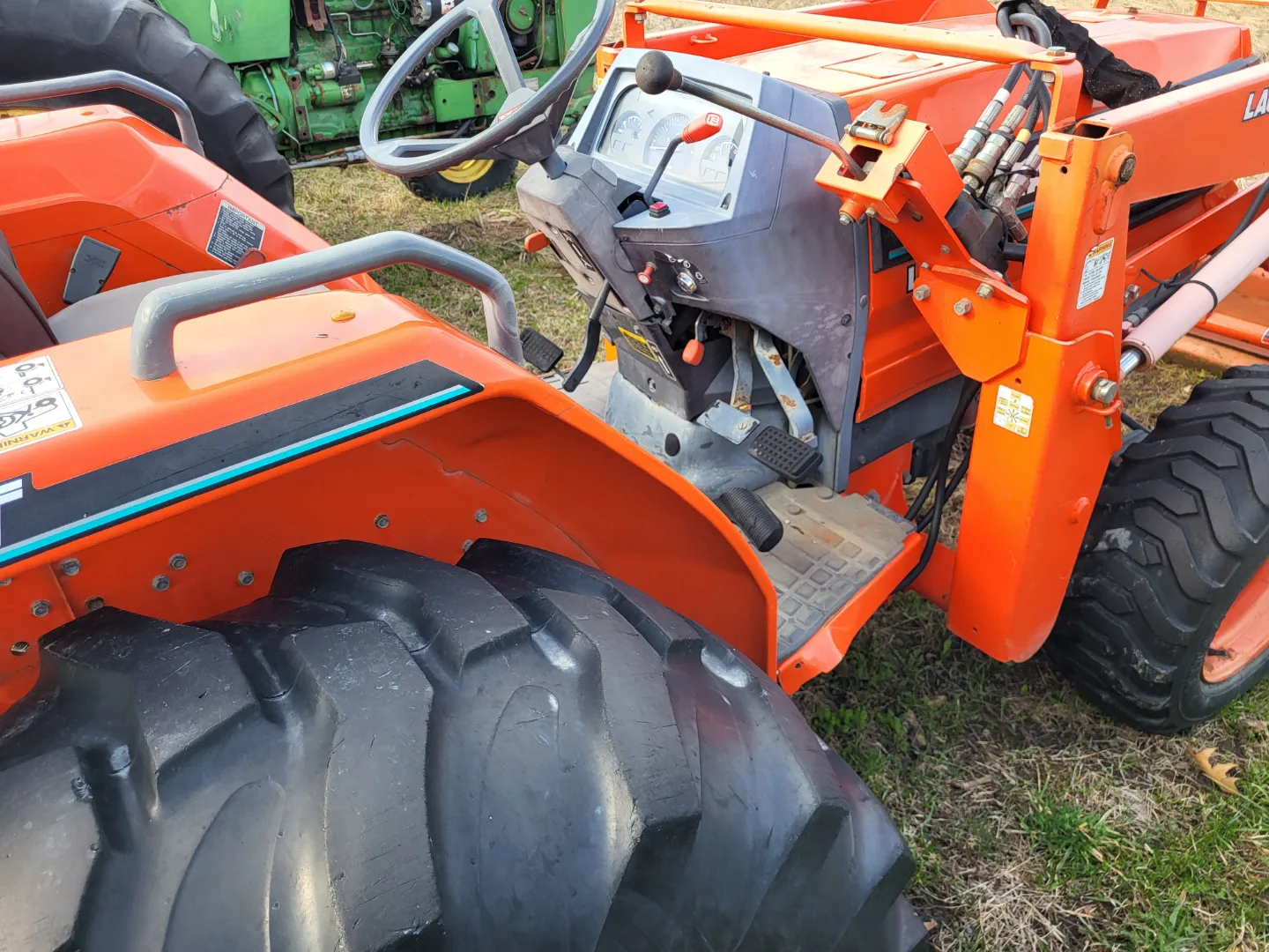 Kubota L3710 Tractor Hydrostatic 4WD with Loader image indicator(3)