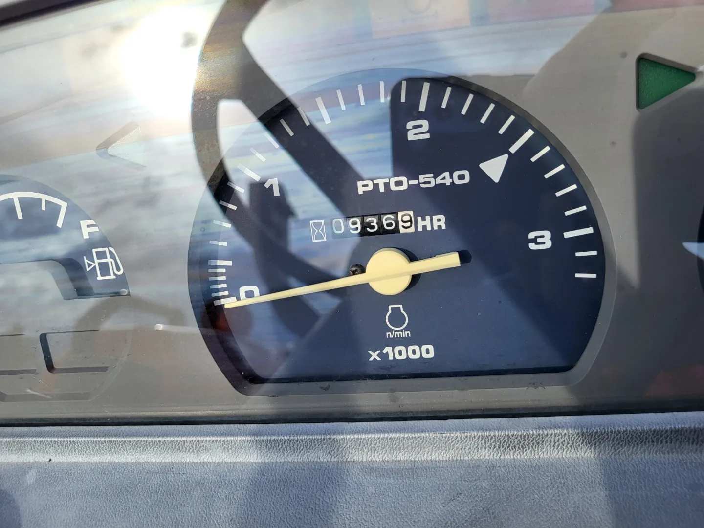 Kubota L3710 Tractor Hydrostatic 4WD with Loader image indicator(4)