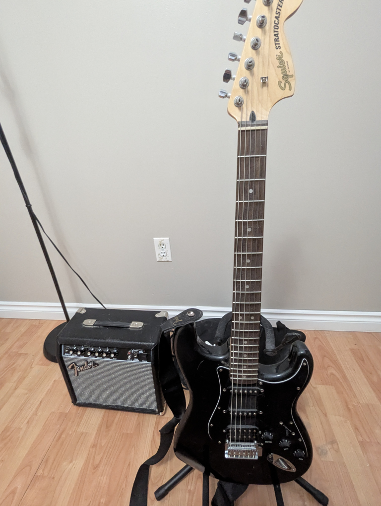 Squier HSS Strat Electric Guitar with Frontman 15g Amplifier