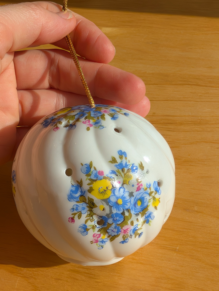 Vintage Pomander Potpourri Holder 💚