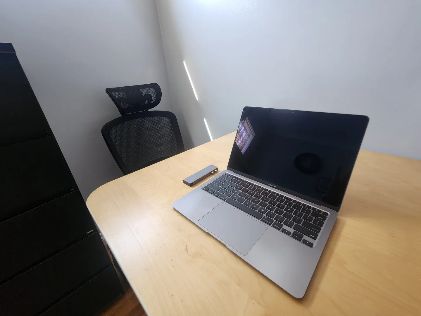 (Excellent) MacBook Air M1 13-inch 2020 + USB-C Hub image indicator(3)