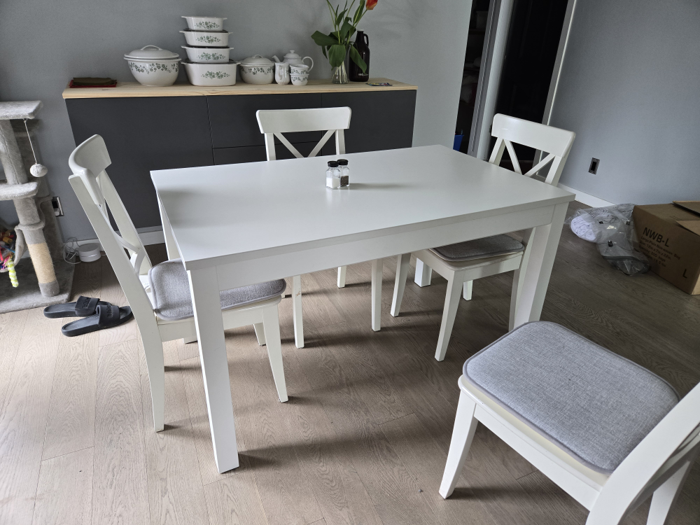 White Extending Dining Table 💚