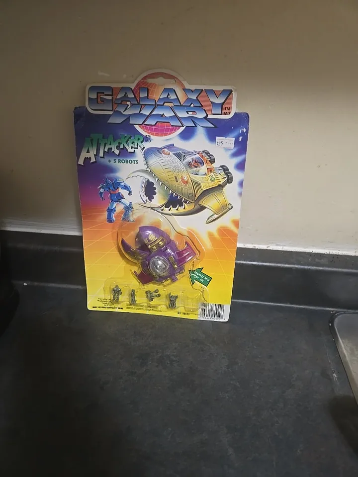 Galaxy War Attacker + 5 Robots Toy thumbnail