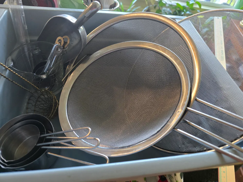 💚Assorted Kitchen Utensils and Measuring Cups image indicator(5)