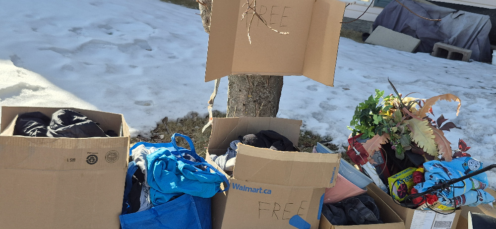 Free curb alert! Vintage child's desk & mirror - photo 4