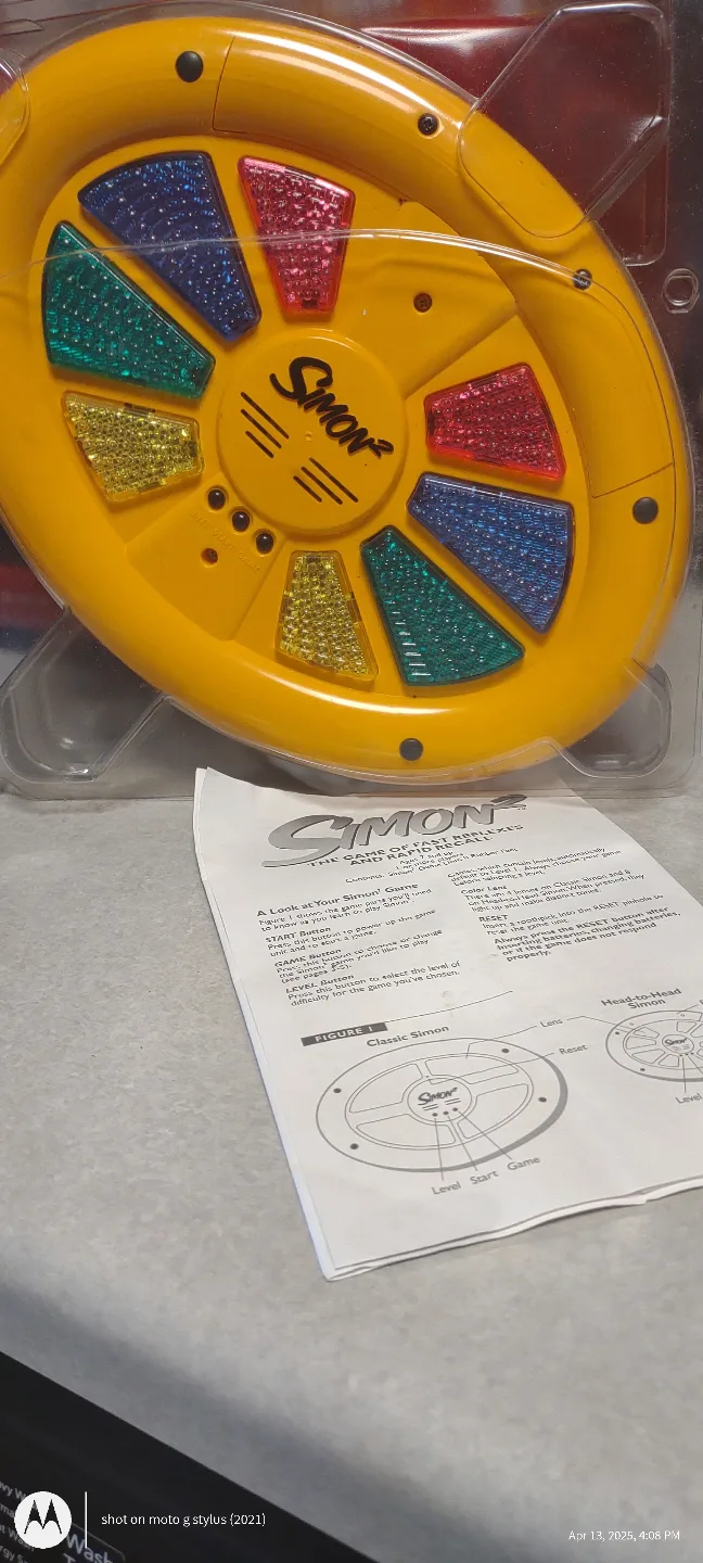 Vintage Simon Electronic Game image indicator(2)