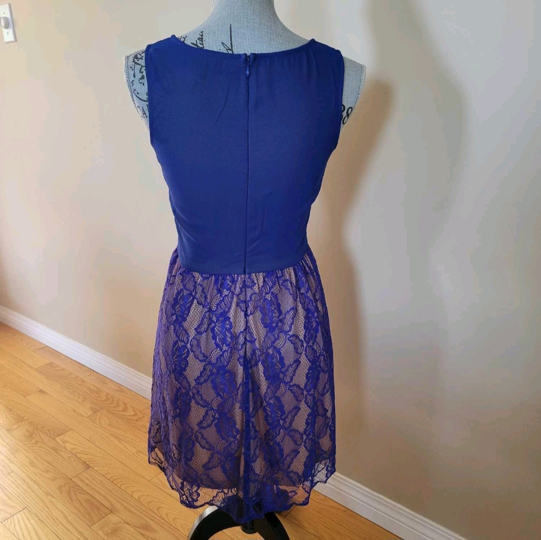 Like New Lace Dress With Nude Color Lining Women Size Small - photo 2