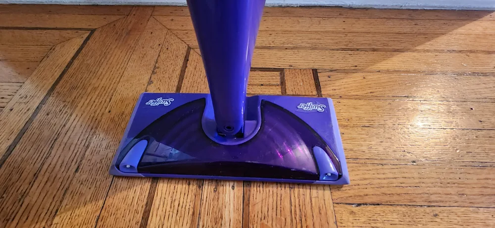 Swiffer WetJet Mop + 1 Bottle of Cleaning Solution image indicator(3)