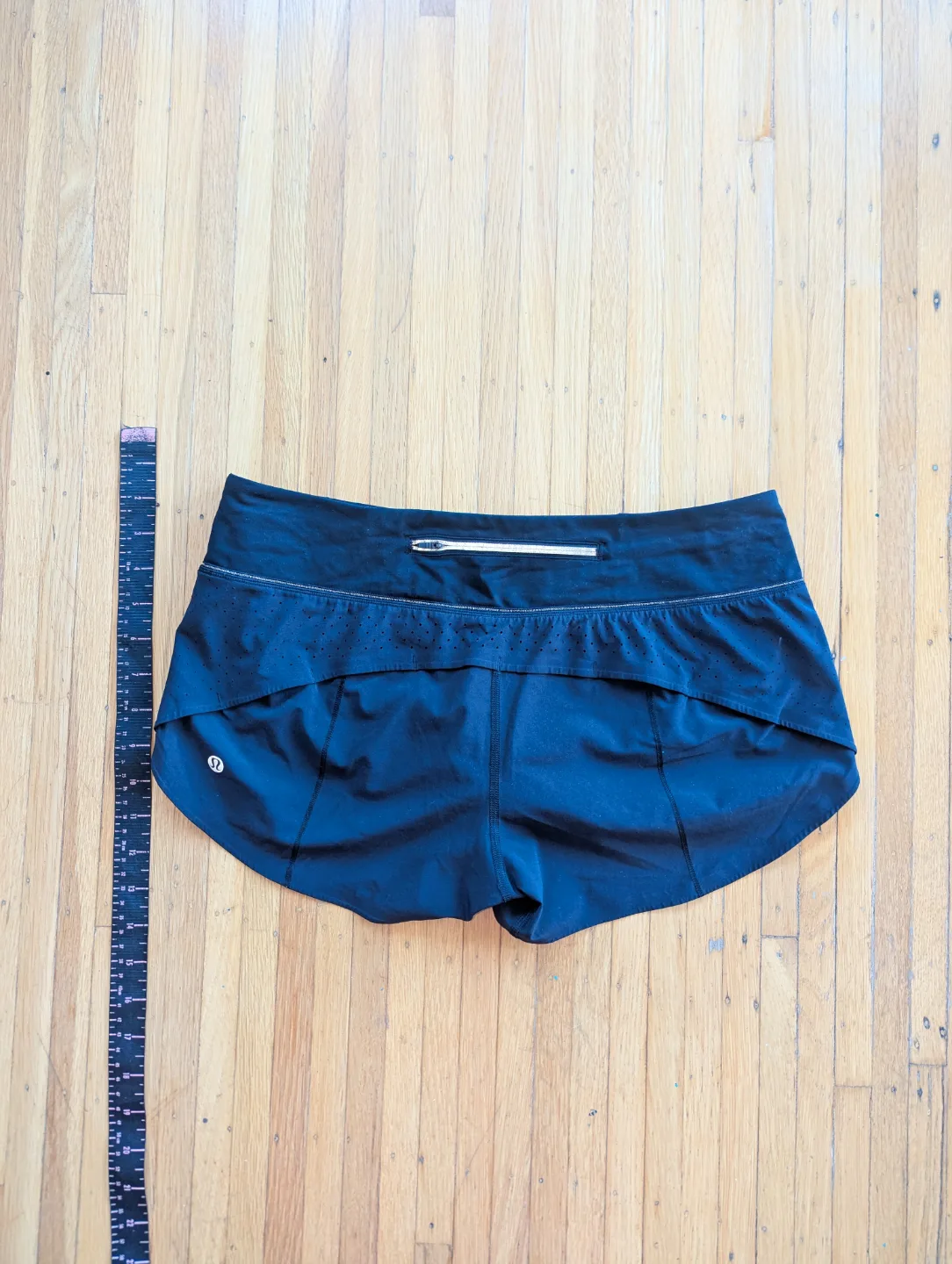 Lululemon Women's Black Speed Up Short - Size 6 image indicator(2)