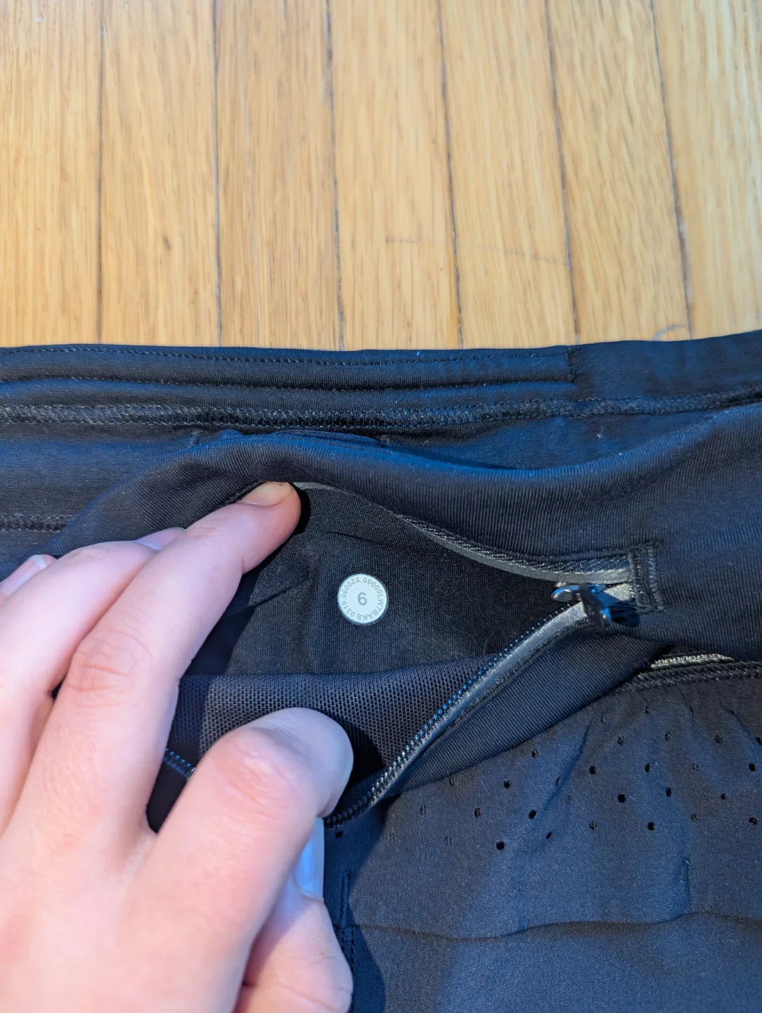 Lululemon Women's Black Speed Up Short - Size 6 image indicator(3)