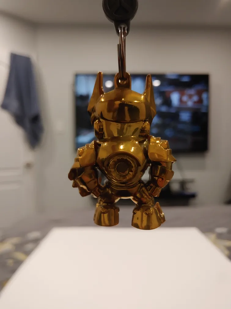 Overwatch Gold Reinhardt Variant Chase Backpack Hanger Keychain image indicator(2)