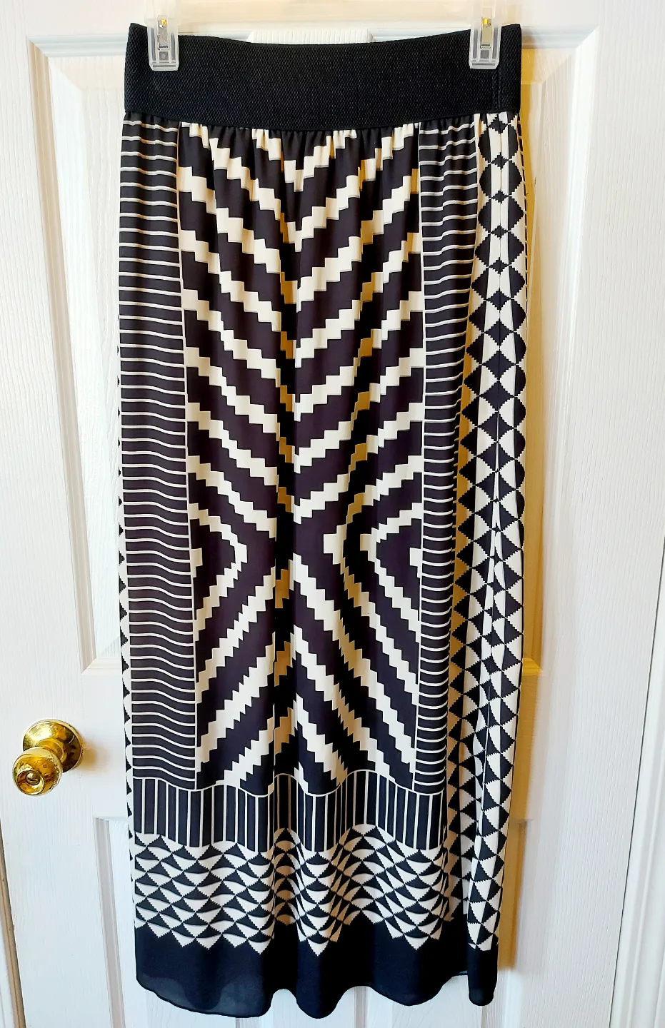 Black and White Long Skirt image indicator(2)