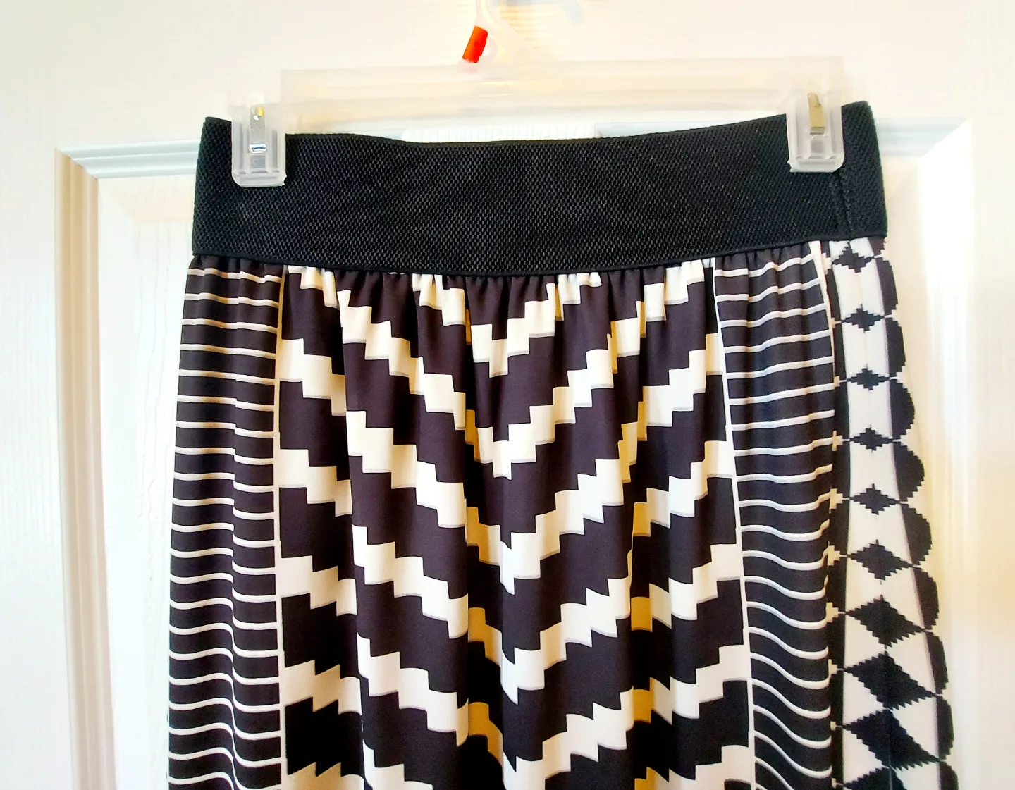 Black and White Long Skirt image indicator(3)