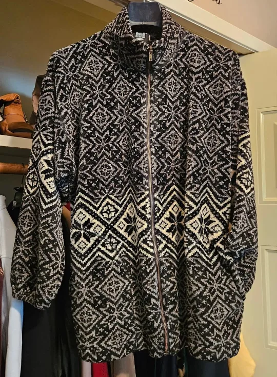 Women's Black and White Fleece Jacket image indicator(5)