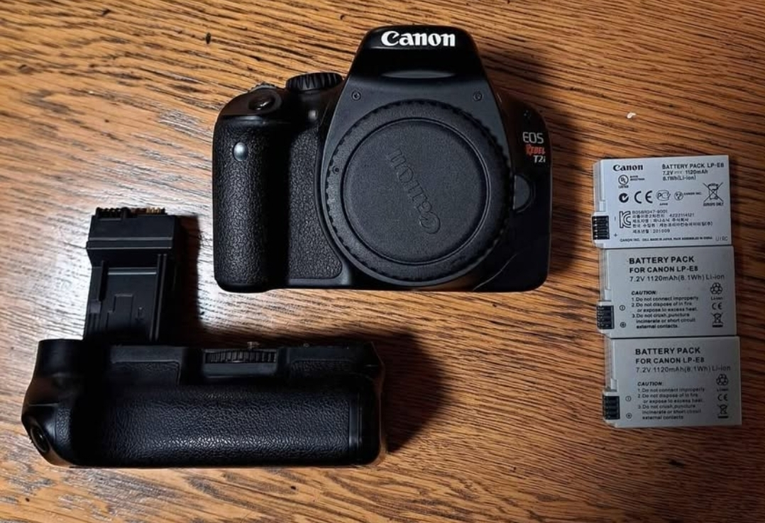 Canon Rebel T2i & Battery Pack + 3 Batteries | No Charger - photo 2