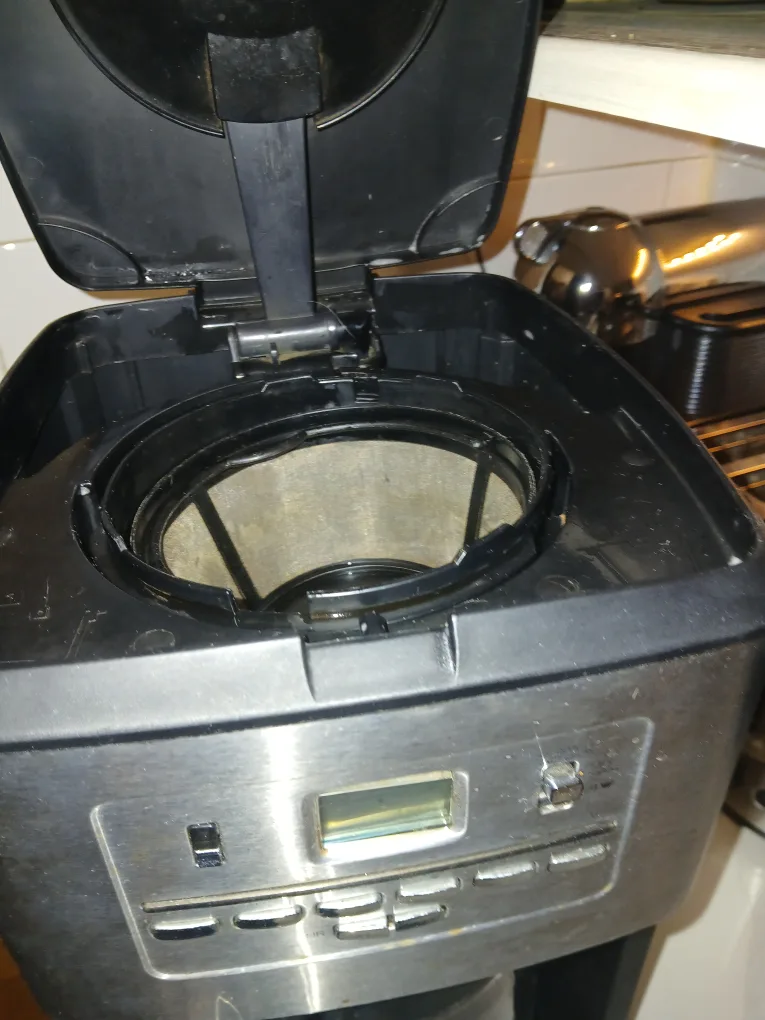 Black & Decker 12-Cup Programmable Coffee Maker image indicator(2)