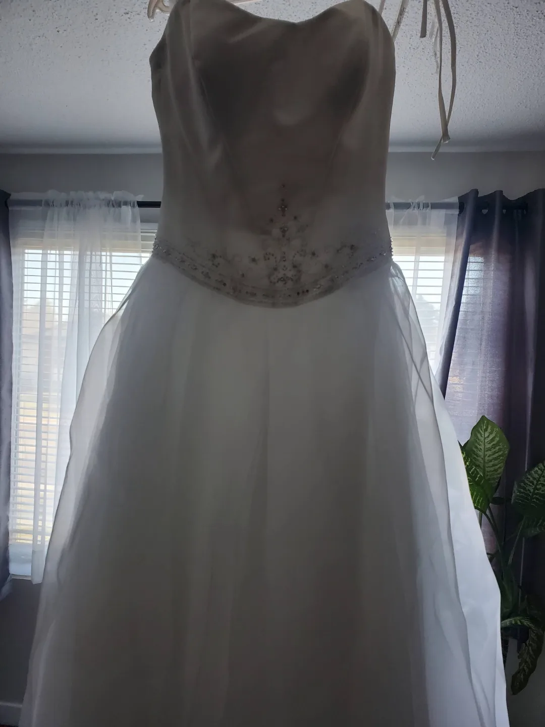 Mooncheri Bridal Gown - Size 8 image indicator(2)