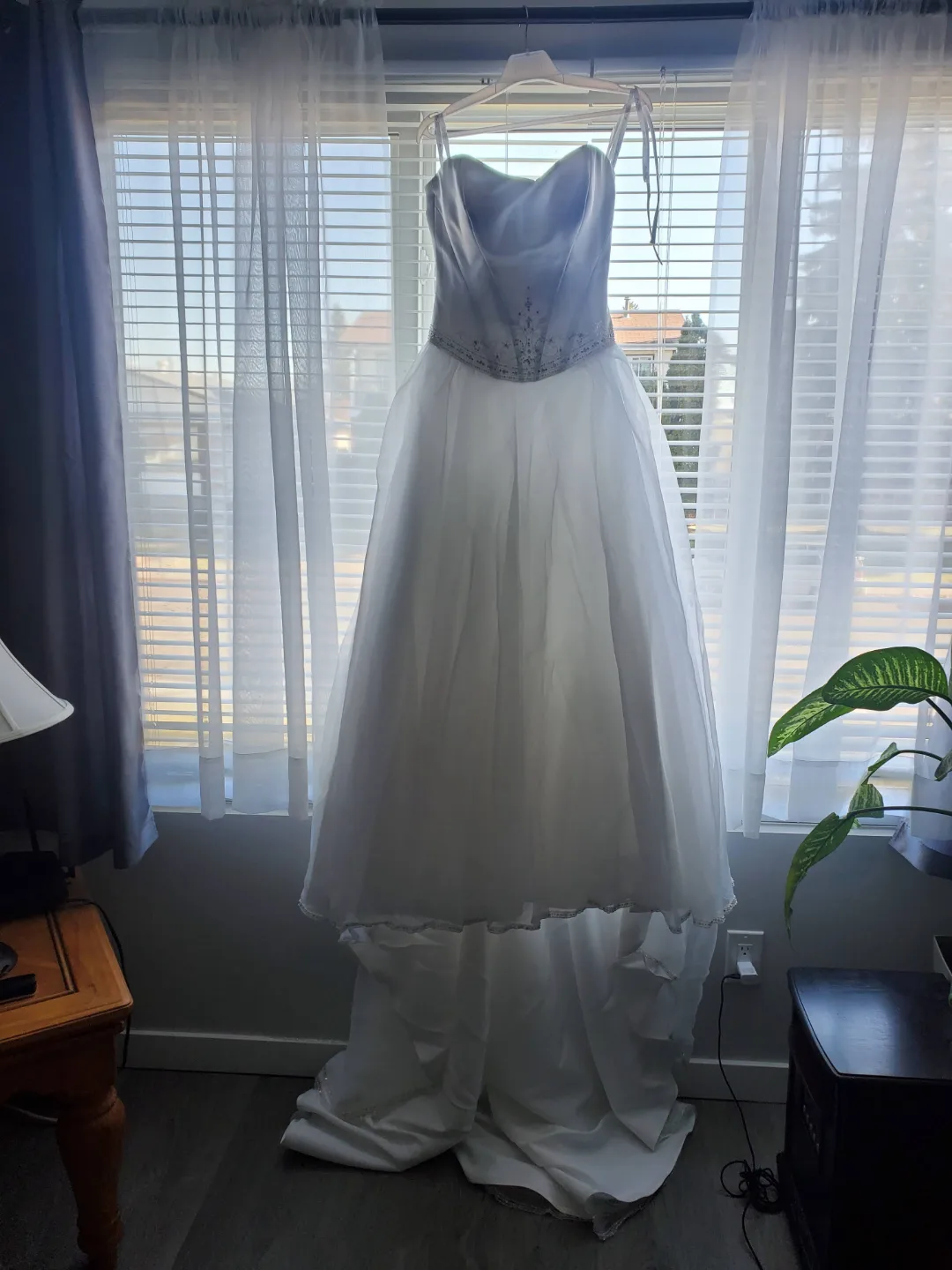 Mooncheri Bridal Gown - Size 8 image indicator(8)