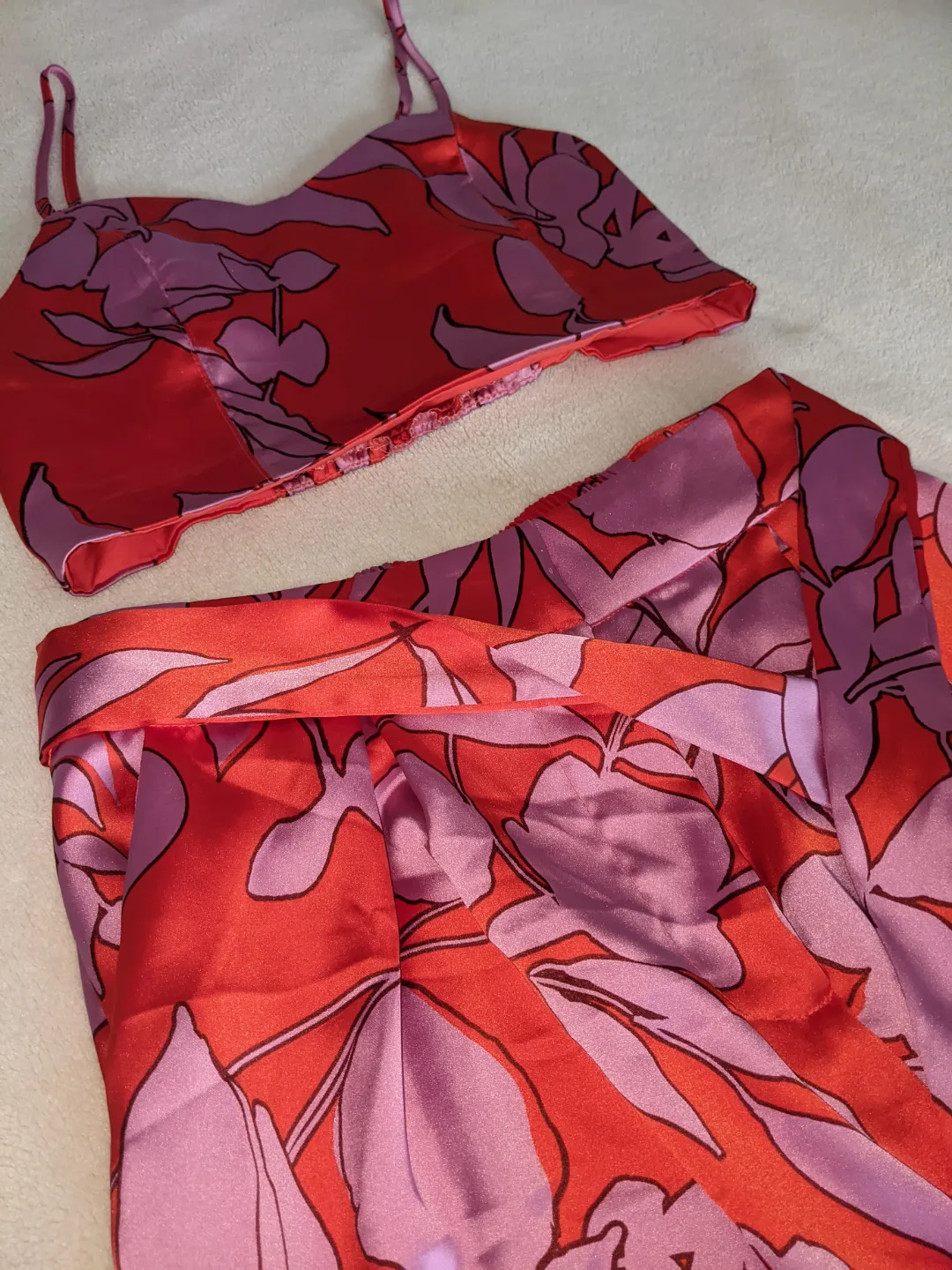 House of Harlow satin 2-piece floral summer set image indicator(2)