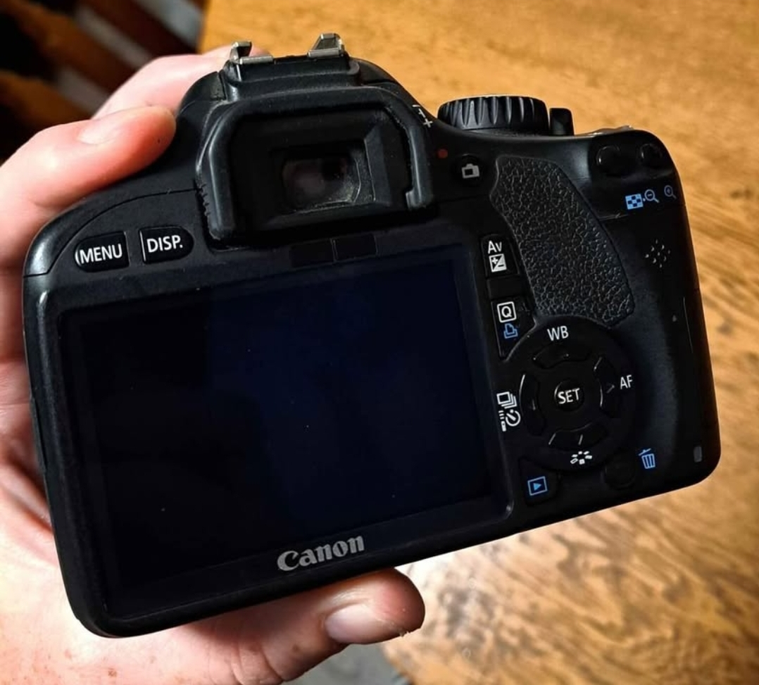 Canon Rebel T2i & Battery Pack + 3 Batteries | No Charger - photo 4