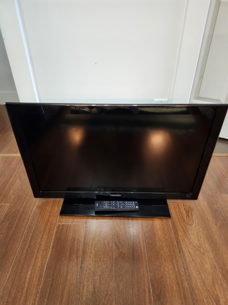 Toshiba 32" LCD TV/DVD Combo - Excellent Condition