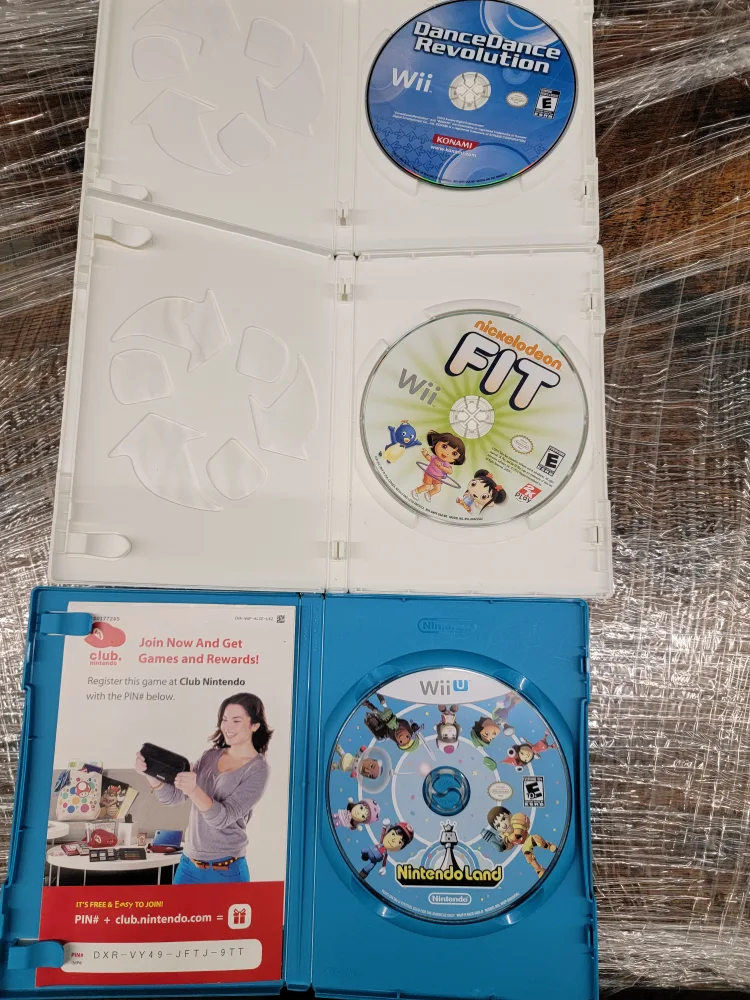 Lot of 11 Wii and Wii U Games image indicator(6)