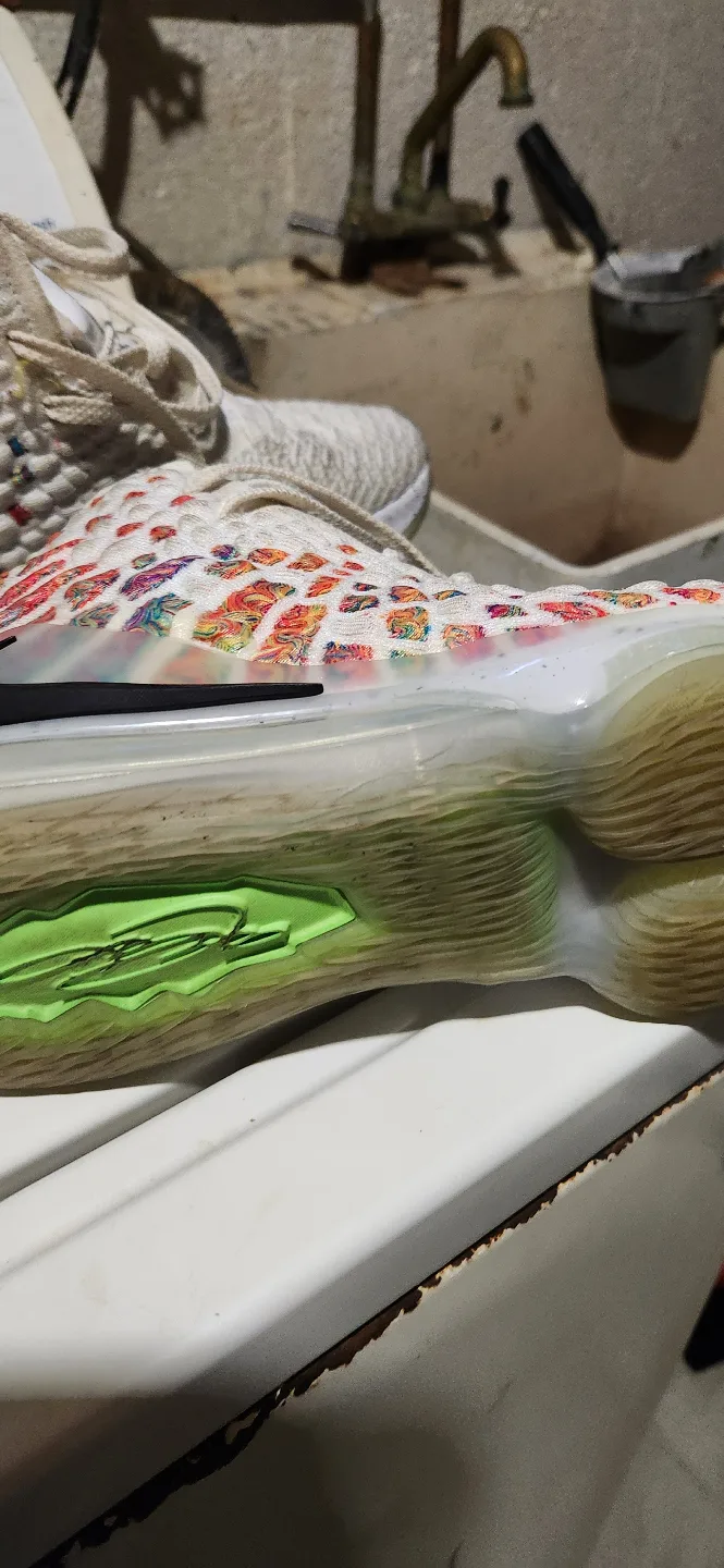 LeBron Witness 5 basketball shoes size 9 image indicator(4)