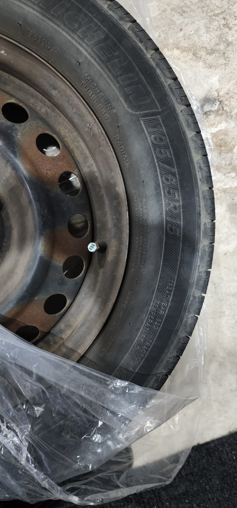 Four Michelin 185/65R15 Tires with Rims - photo 2
