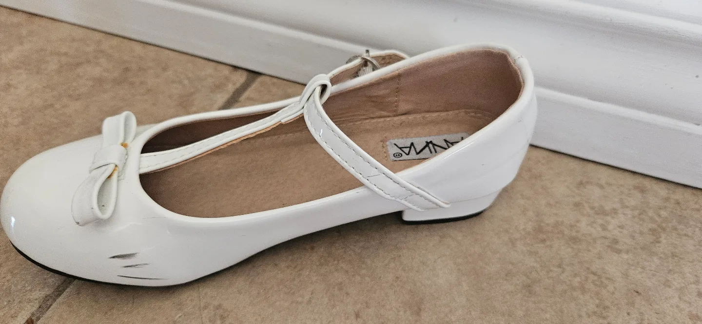 Girls' White Patent Leather T-Strap Shoes - Size 3 image indicator(4)