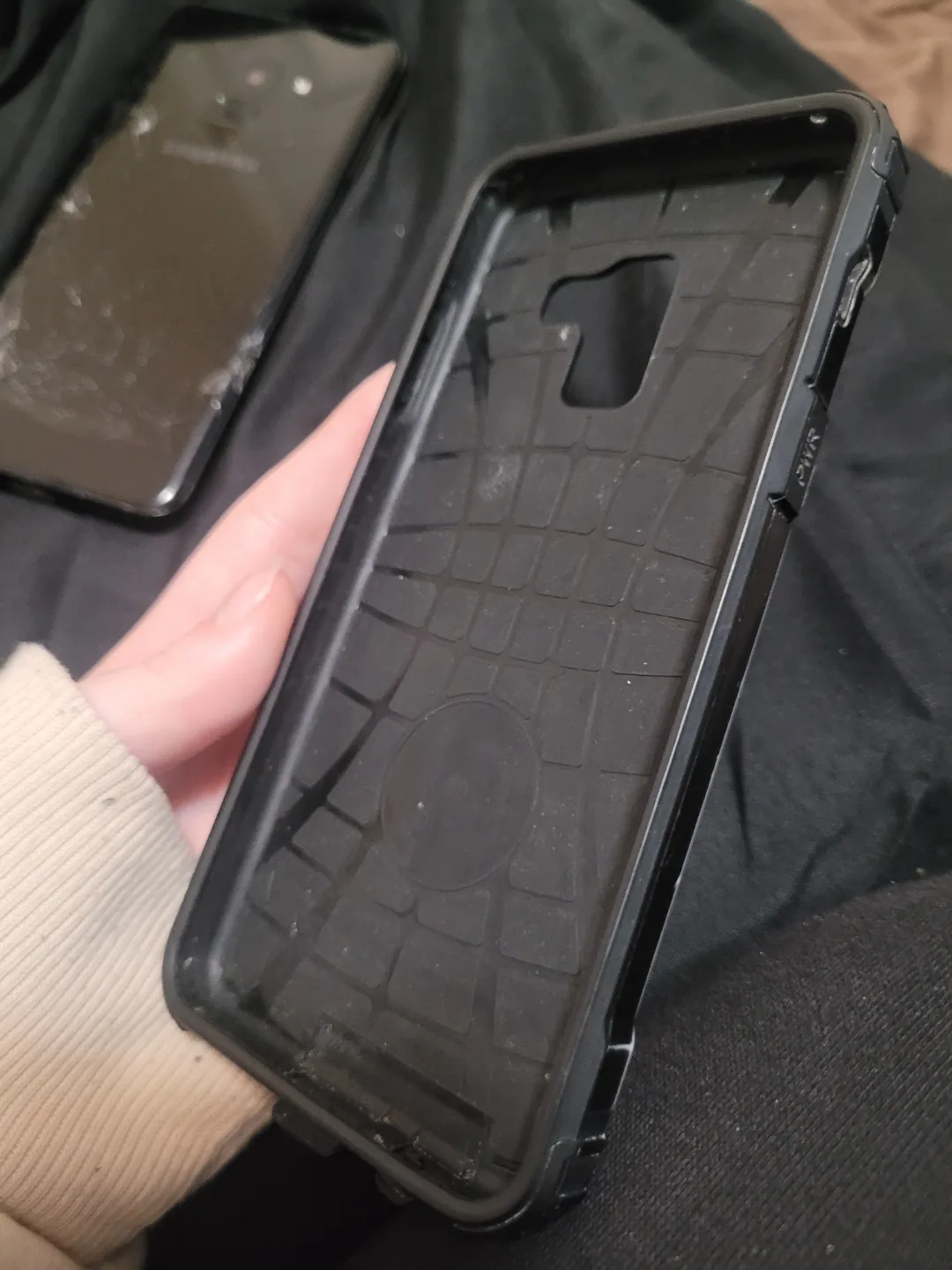 🧡Samsung Galaxy A8 with cracked back and otter box image indicator(3)