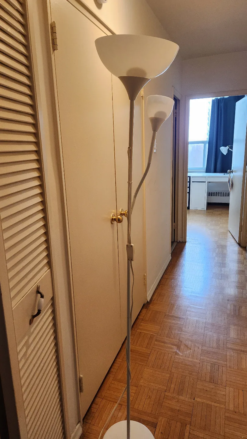 White Double-Light Floor Lamp image indicator(2)