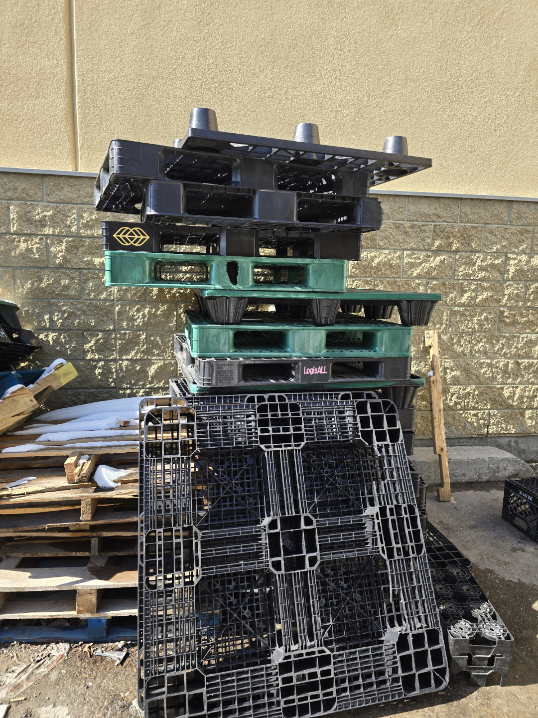 Plastic and compact Wooden Pallets - photo 2