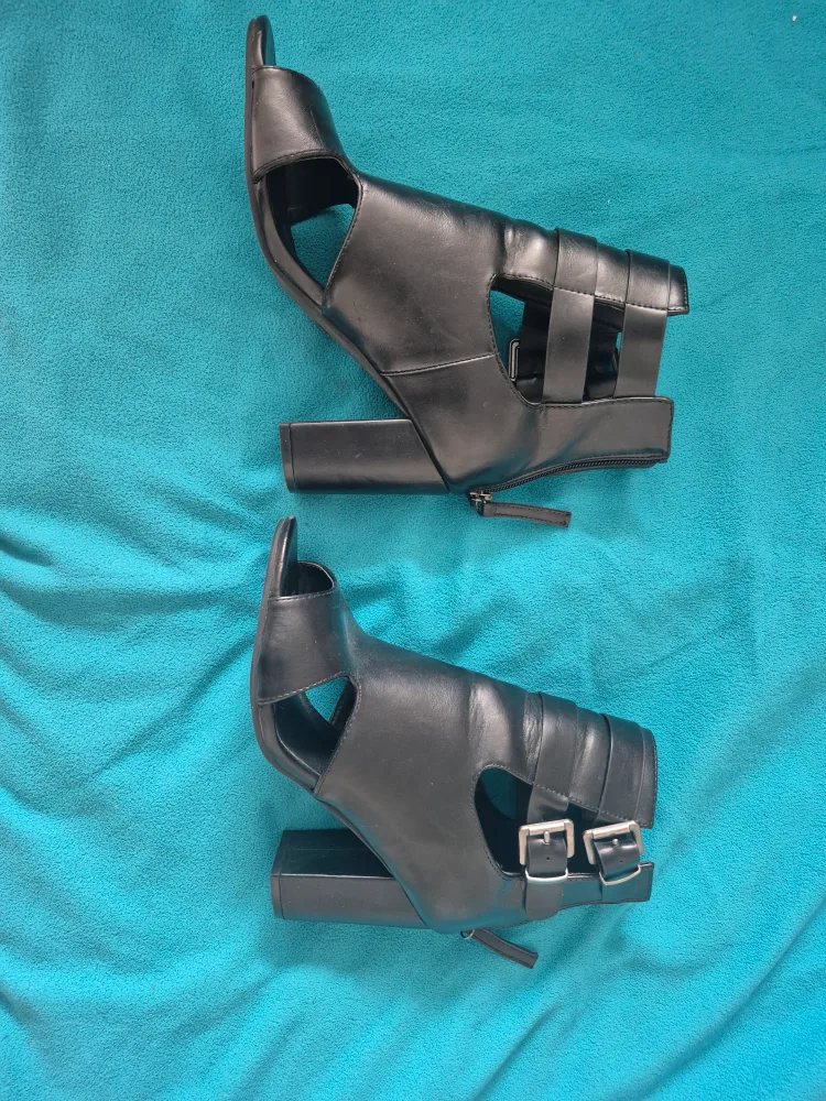 Toe less high-heeled boots image indicator(2)