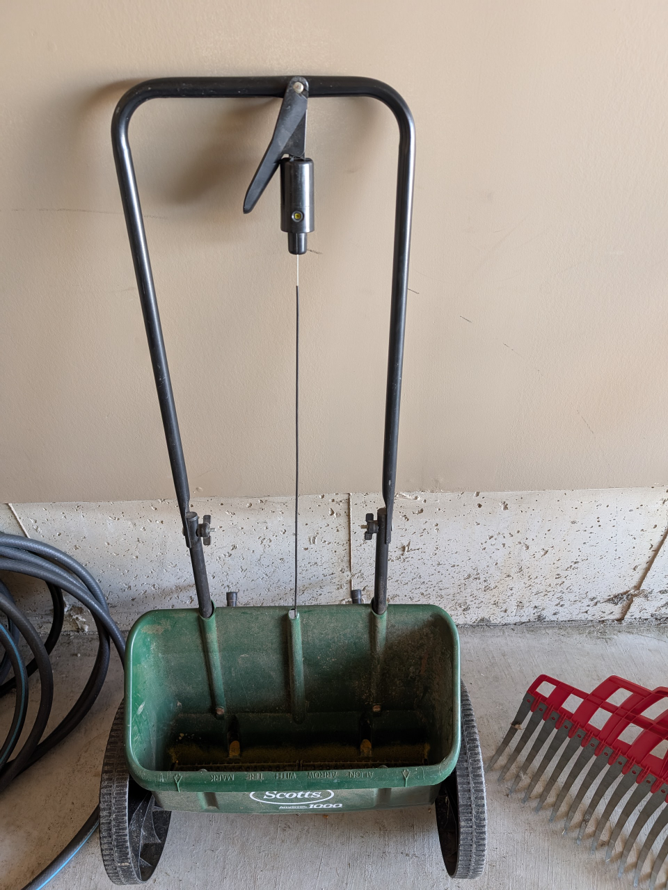Scotts 1000 Spreader - photo 2