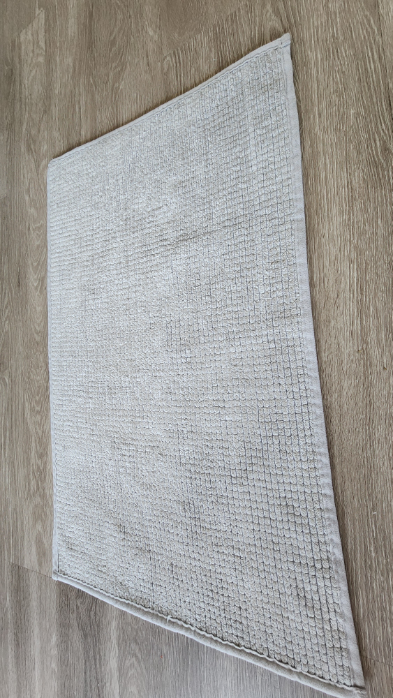 Like New Mainstays Grey Bath Mat 16in. x 24 in. - photo 2