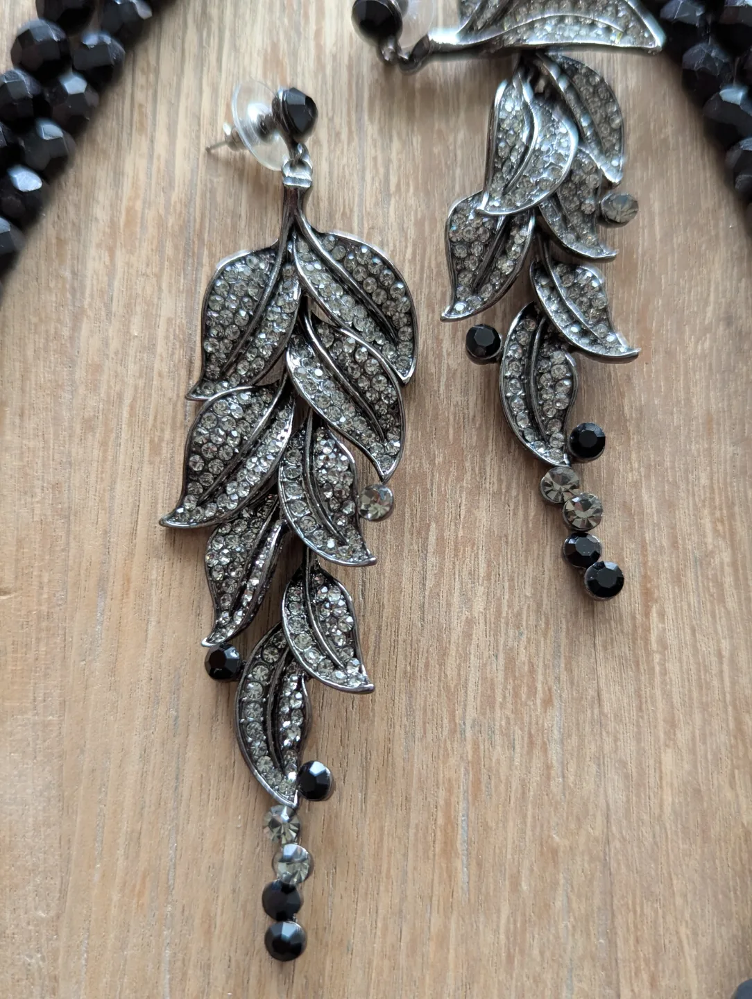 Elegant Black Beaded Necklace and Dangle Earrings Set image indicator(3)