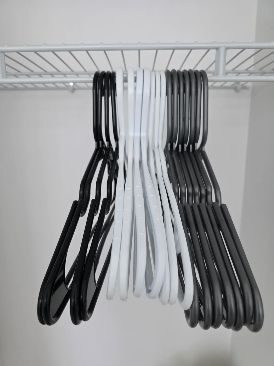 18pcs plastic hangers thumbnail