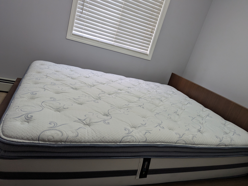 Beautyrest Recharge Queen Mattress - Rarely Used - photo 4